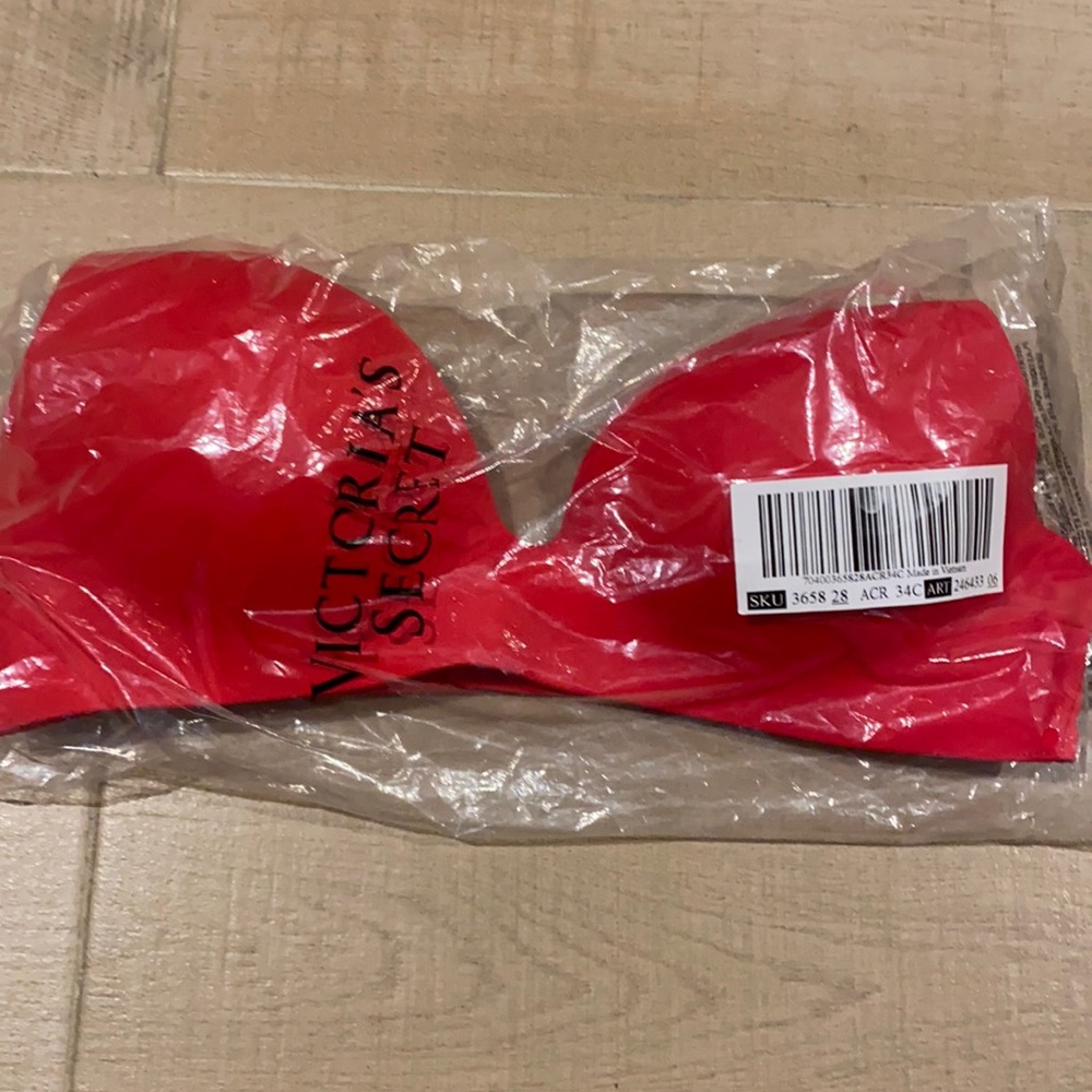 Victoria’s Secret women’s red bra 34C